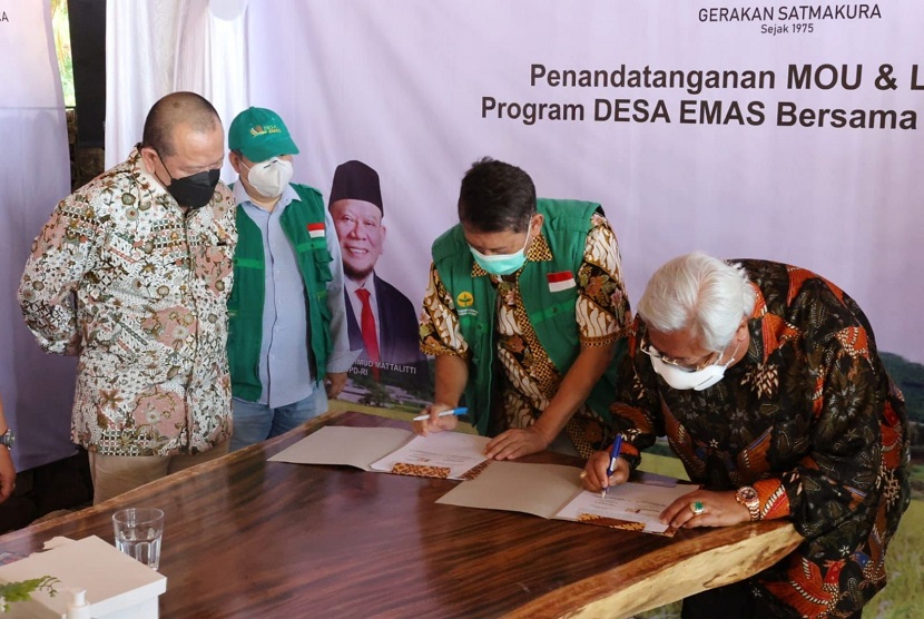 Ketua DPD RI saat menyaksikan penandatanganan MoU dan launching Pogram Desa Emas Bersama Satmakura di MS Town Beach, Pantai Mutun Kabupaten Pesawaran, Lampung, Sabtu (4/9).