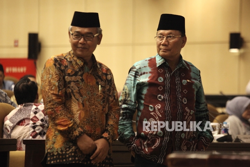 Ketua DPD RI terpilih Mohammad Saleh bersama dan Wakilnya Farouk Muhammad usai pemilihan Ketua DPD RI pada rapat Paripurna DPD, Nusantara V Gedung Parlemen, Senayan, Jakarta, Selasa (11/10).