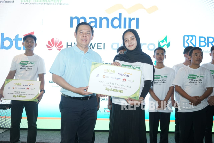 Bersama ICMI, Ketua DPD Jadi Orang Tua Asuh dan Serahkan Beasiswa untuk Anak-Anak Kurang Mampu