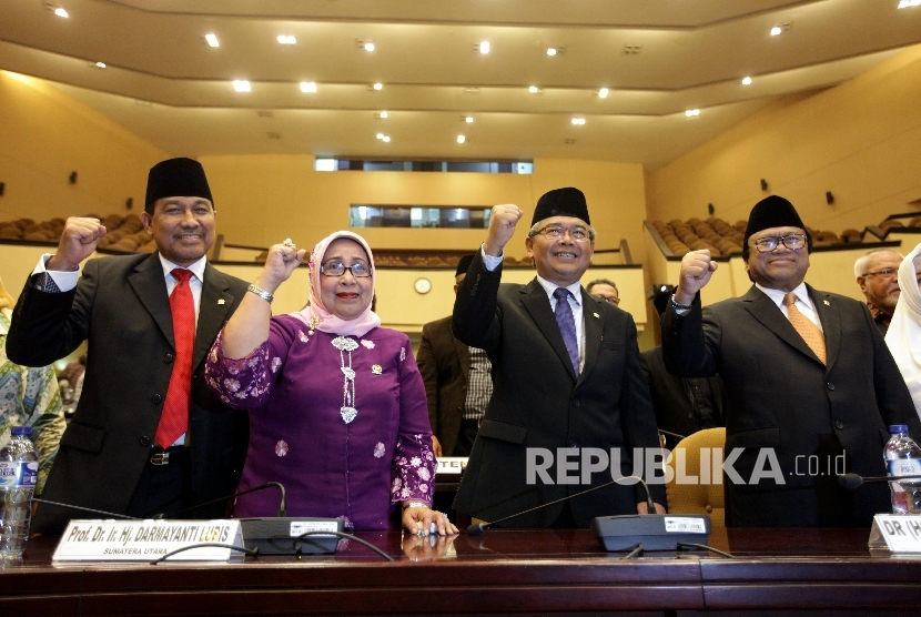 Ketua DPD terpilih Oesman Sapta Odang (kanan), bersama Mantan Ketua DPD Mohammad Saleh (kedua kanan) , wakil ketua DPD terpilih I Nono Sampono (kiri) dan Darmayanti (kedua kiri)saat menghadiri pelantikan Pimpinan DPD dalam Sidang Paripurna DPD RI di Kompleks Parlemen, Senayan, Jakarta, Selasa (4/4).