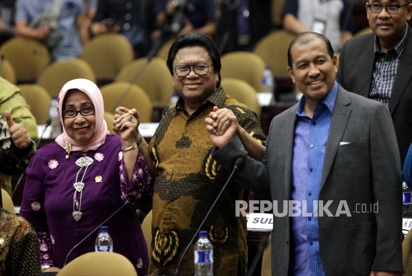 Ketua DPD terpilih Oesman Sapta Odang (tengah), Wakil Ketua I Nono Sampono (kanan) dan Wakil Ketua II Darmayanti (kiri) berfoto bersama seusai penetapan menjadi pimpinan DPD terpilih dalam Rapat Paripurna DPD di Kompleks Parlemen, Senayan, Jakarta, Selasa (4/4). 