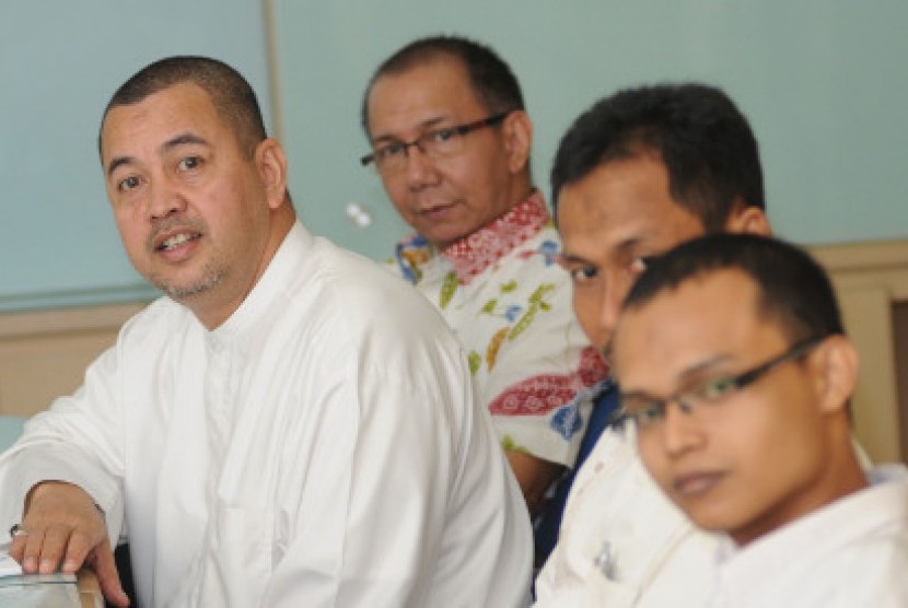 Ketua DPP Ahlul Bait Indonesia (ABI) Hasan Dalil Alaydrus (paling kiri) didampingi pengurus ABI memberikan paparan kepada jajaran Redaksi Harian Republika di Jakarta, Jumat (7/9/2012). Selain bersilaturahmi, mereka memberikan penjelasan keberadaan Syiah di