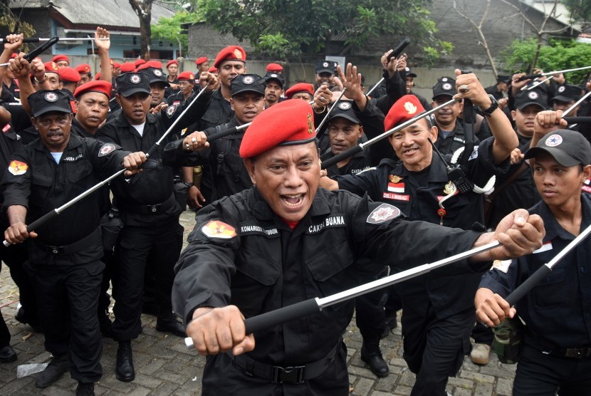 Ketua DPP Bidang Kehormatan PDI Perjuangan sekaligus Komandan Satgas Nasional Cakra Buana Komarudin Watubun (tengah) mempraktikkan alat pengaman bersama anggota satgas saat apel kesiap-siagaan jelang pilkada serentak di Kantor Sekretariat DPP PDI Perjuangan, Lenteng Agung, Jakarta, Selasa (18/4).