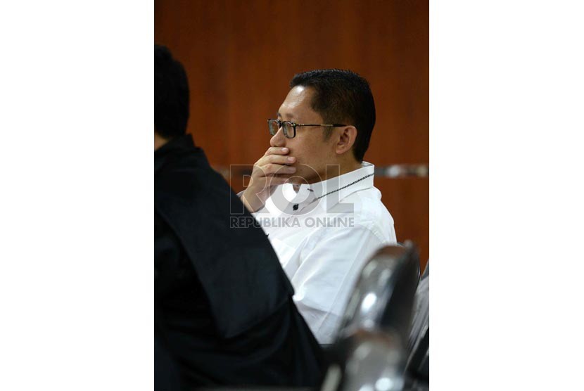 Ketua DPP Demokrat Anas Urbaningrum memerhatikan keterangan saksi ahli saat lanjutan sidang lanjutan dugaan suap kasus proyek Hambalang di Pengadilan Tipikor, Jakarta, Kamis (4/9). (Republika/ Wihdan)