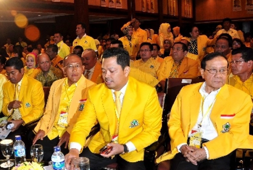 Ketua DPP Golkar Mahyudin didampingi Aburizal Bakrie dan Akbar Tandjung.