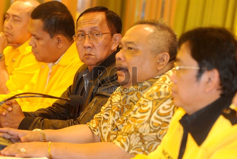 Ketua DPP Golkar versi Munas Ancol Leo Nababan (kedua kanan) bersama Ki Manteb Soedharsono (tengah) saat konfernsi pers jelang tabligh akbar dan wayang kulit di Kantor DPP Partai Golkar, Slipi, Jakarta, Ahad (22/3). 