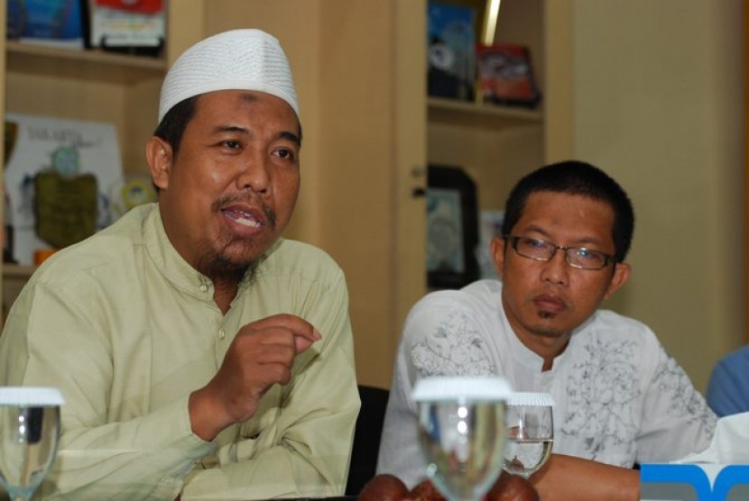 Ketua DPP HTI, Rohmat S Labib (kiri)