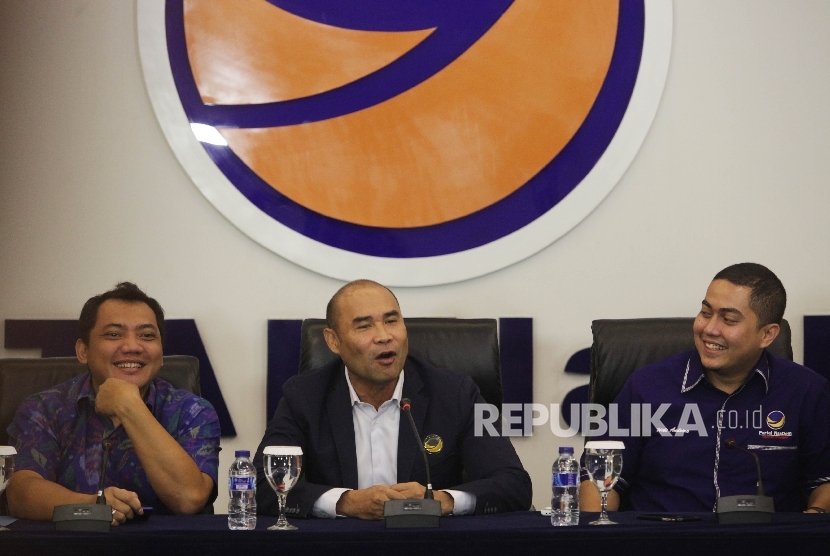 Ketua DPP Nasdem Taufik Basari, Ketua Korwil Partai Nasdem DKI Jakarta Viktor Leiskodat, dan Sekretaris DPW Partai Nasdem DKI Wibi Andrino saat melakukan deklarasi terkait dukungan partai Nasdem kepada Basuki Tjahaya Purnama (Ahok) di DPP Nasdem, Jakarta, 