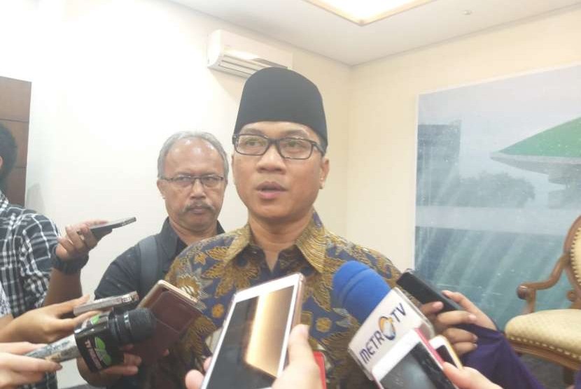 Ketua DPP PAN Yandri Susanto memberikan keterangan kepada wartawan di Kompleks Parlemen, Senayan, Jakarta, Kamis (13/9).