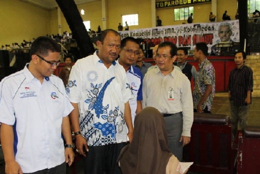 Ketua DPP PARRA Indonesia, Rusli Halim Fadli (kiri), meninjau Try Out Akbar 2012 di kota Medan, Ahad (8/4).