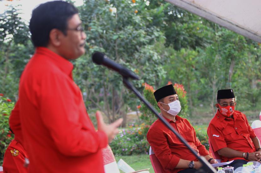 Ketua DPP Partai Demokrasi Indonesia (PDI) Perjuangan Djarot Saiful Hidayat (kiri) 
