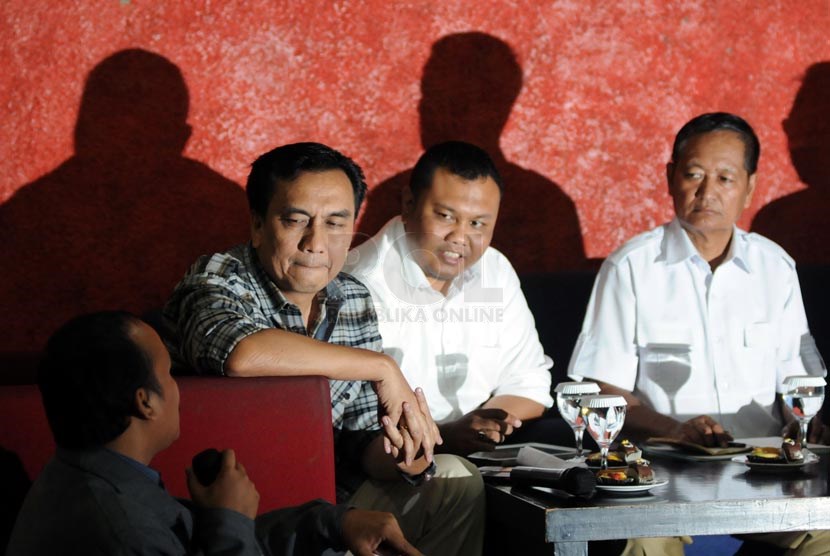 Ketua DPP Partai Demokrasi Indonesia Perjuangan Effendi MS Simbolon (kedua kiri), Pengamat Komunikasi Politik dari Universitas Paramadina Hendri Satrio (kedua kanan), dan Ketua Umum Partai Gerindra Suhardi (paling kanan) menjadi pembicara diskusi mengenai 