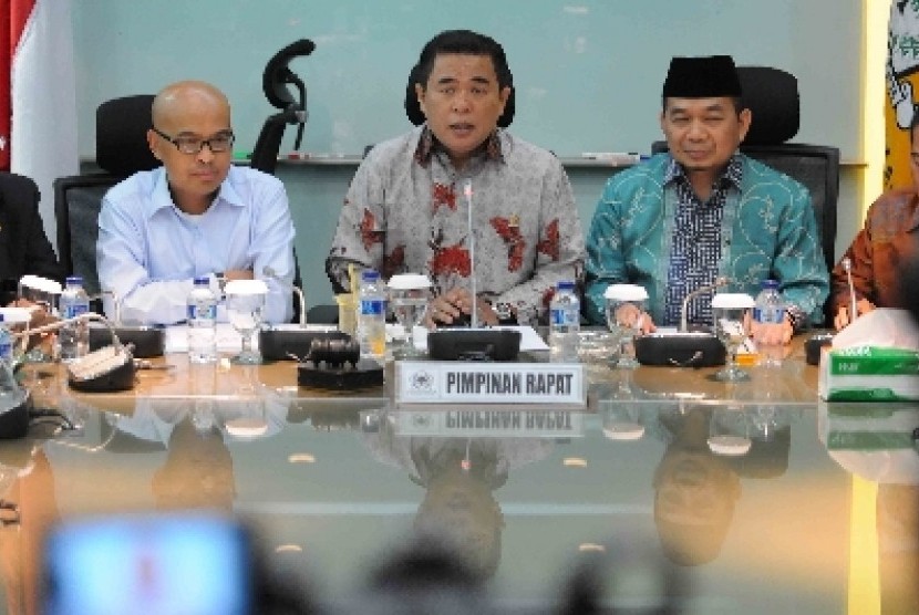 Gerindra Party Central Executive Board (DPP) chairman Desmond J Mahesa (left)