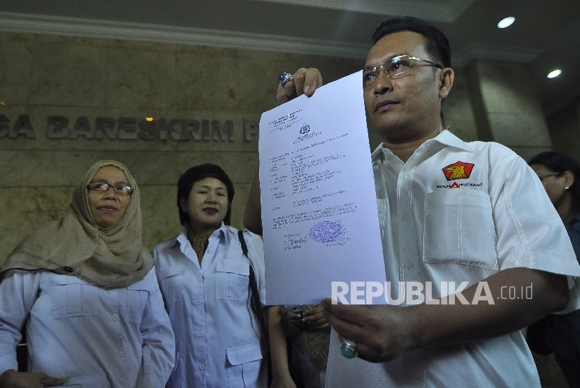 Ketua DPP Partai Gerindra Iwan Sumule memperlihatkan surat bukti laporan atas Pencemaran Nama Baik di Kantor Bareskrim Mabes Polri, Kompleks Gedung KKP, Gambir, Jakarta Pusat, Jumat (4/8).