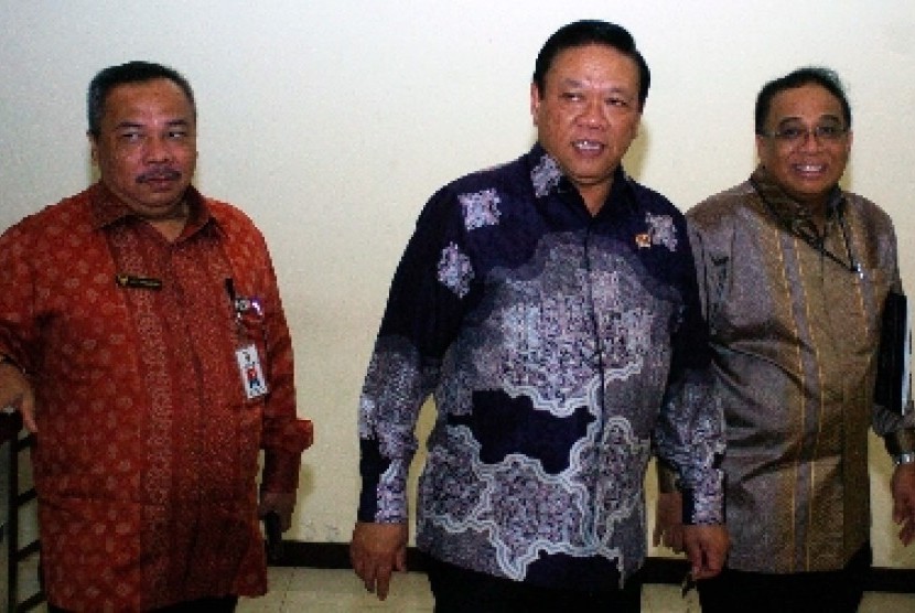 Ketua DPP Partai Gokar kubu Agung Laksono, Leo Nababan (kiri).