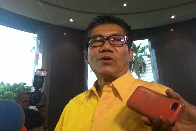 Ketua DPP Partai Golkar Agun Gunandjar, saat mendaftarkan kepengurusan DPP Partai Golkar hasil Munas IX di Ancol, Senin (8/12)