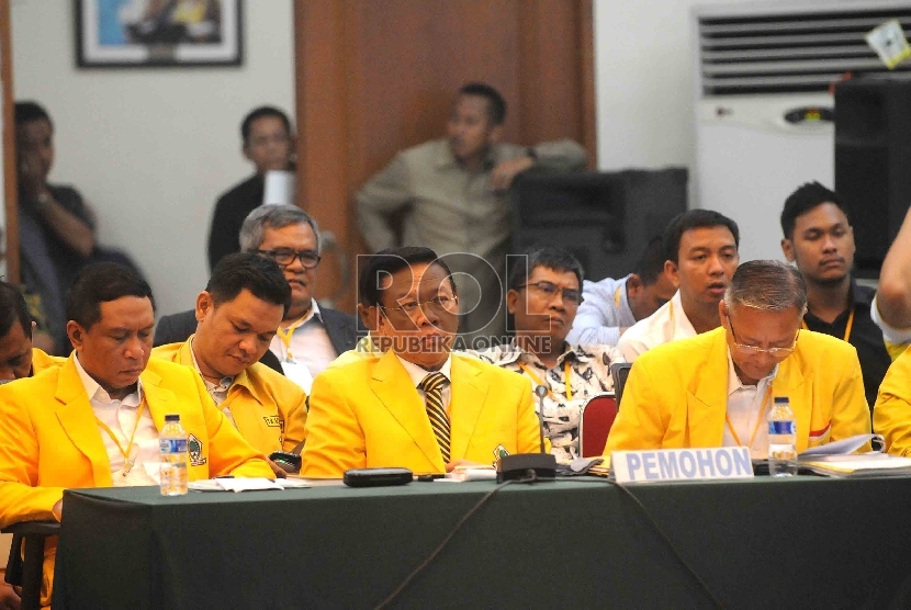  Ketua DPP Partai Golkar hasil Munas Ancol, Agung Laksono mengikuti Sidang Mahkamah Partai Golkar di Kantor DPP Golkar, Slipi, Jakarta Barat, Rabu (25/2). (Republika/Agung Supriyanto)