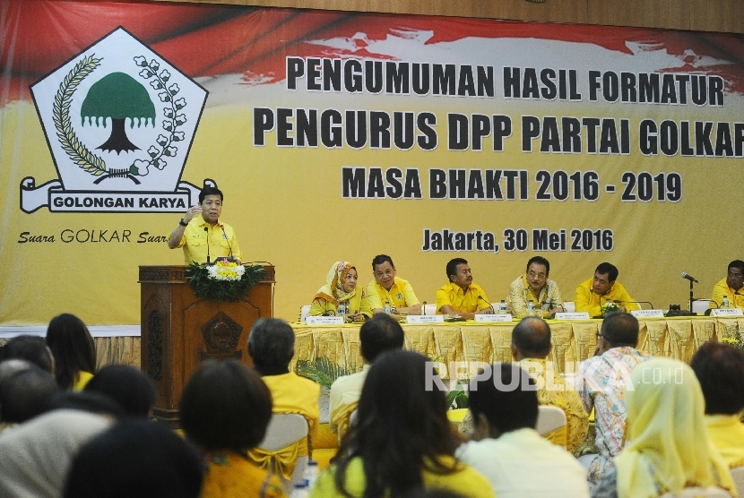 Ketua DPP Partai Golkar Setya Novanto memberikan sambutan saat menghadiri Pengumuman Hasil Formatur tentang Susunan Pengurus DPP Partai Golkar di Jakarta, Senin (30/5).(Republika/Tahta Aidilla)