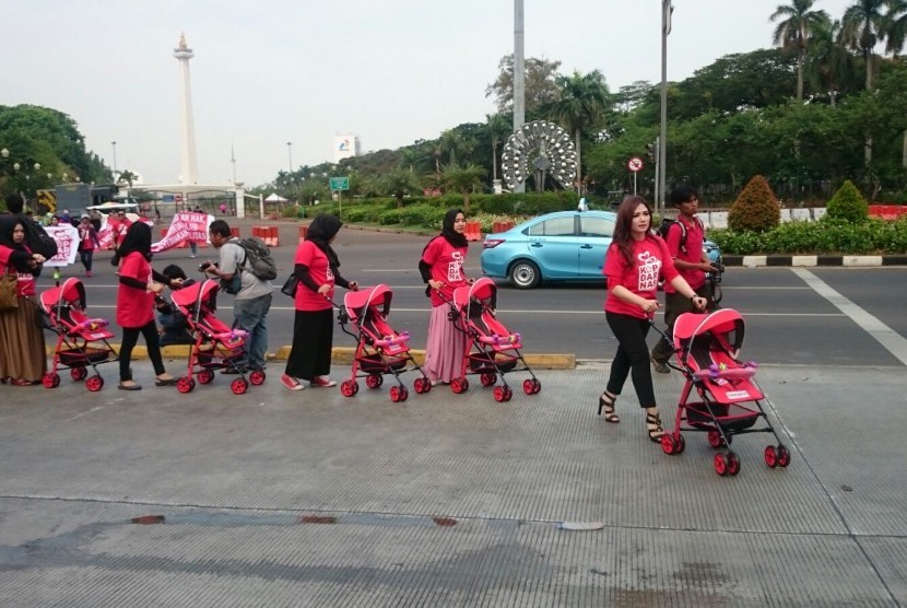 Ketua DPP Partai Solidaritas Indonesia Nova Rini memimpin aksi damai peduli anak di Jakarta, Sabtu (14/11).