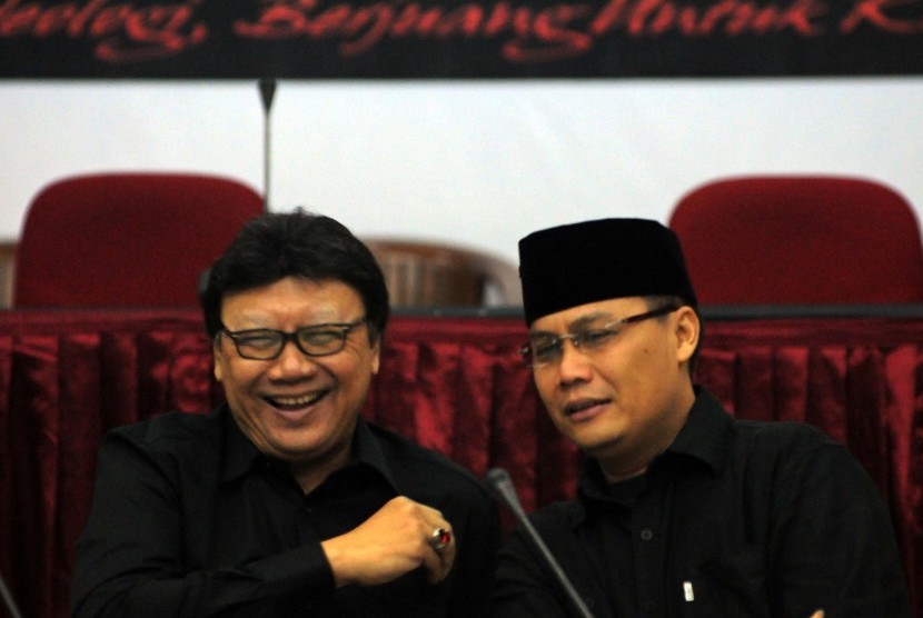 Ketua DPP PDI Perjuangan Ahmad Basarah (kanan) dan Sekjen Tjahjo Kumolo (kiri)