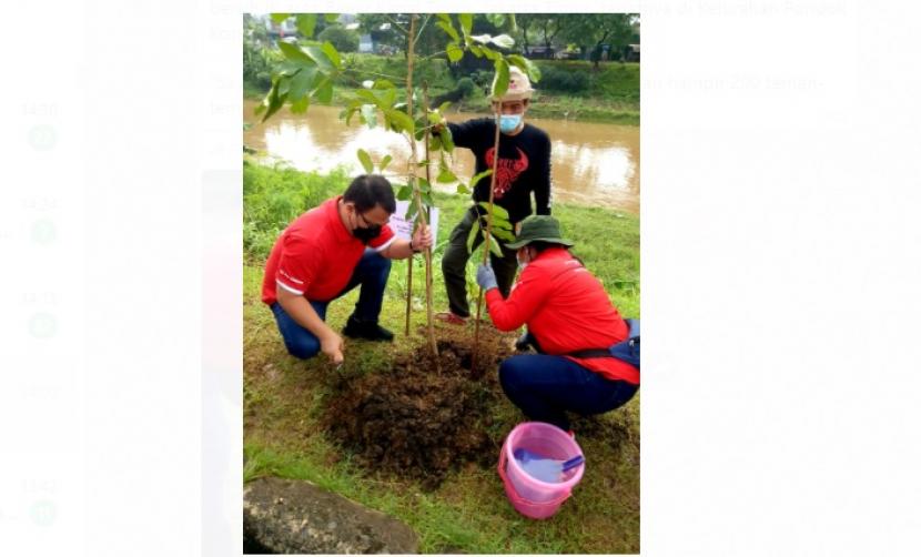 Ketua DPP PDI Perjuangan, Ahmad Basarah, turut menyemarakkan kegiatan menanam pohon dan bersih-bersih sungai.
