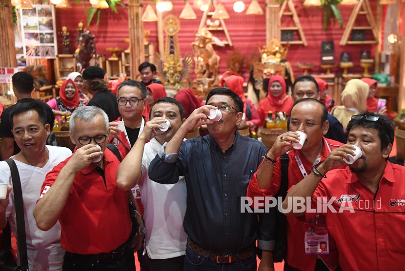 Ketua DPP PDI Perjuangan Djarot Saiful Hidayat (ketiga kanan) meminum jamu bersama sejumlah kader saat meninjau persiapan HUT ke-47 dan Rakernas I PDI Perjuangan di Jakarta, Kamis (9/1/2020).