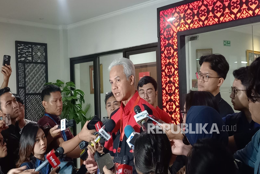 Ketua DPP PDIP Ganjar Pranowo saat diwawancara di Sekolah Partai PDIP, Lenteng Agung, Jakarta Selatan, Ahad (18/5/2025).