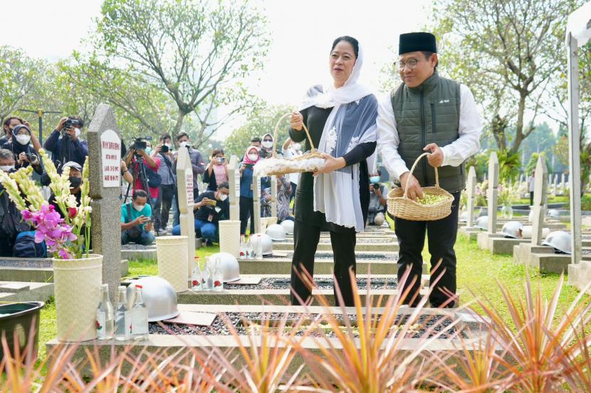 Ketua DPP PDIP Puan Maharani dan Ketua Umum PKB Abdul Muhaimin Iskandar melakukan ziarah bersama ke makam Taufiq Kiemas di Taman Makam Pahlawan, Kalibata, Jakarta, Ahad (25/9). 