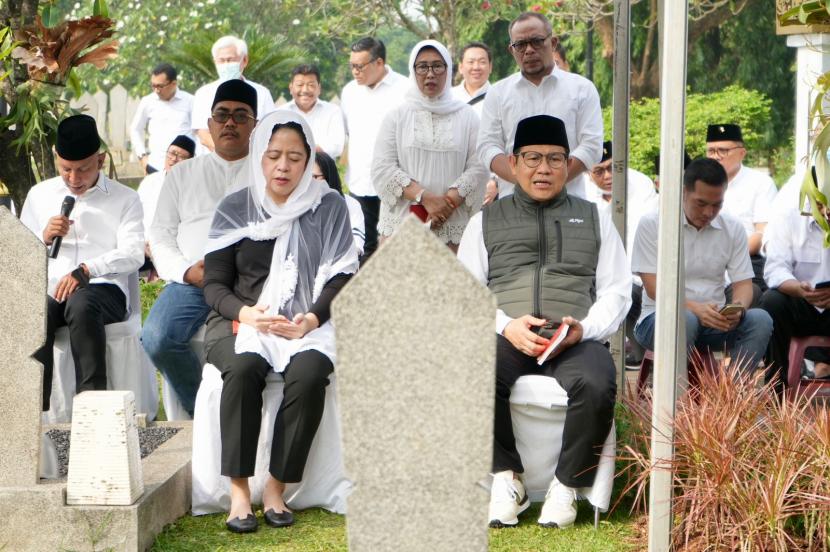Ketua DPP PDIP Puan Maharani dan Ketua Umum PKB Abdul Muhaimin Iskandar melakukan ziarah bersama ke makam Taufiq Kiemas di Taman Makam Pahlawan, Kalibata, Jakarta, Ahad (25/9). 