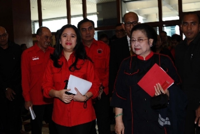 Ketua DPP PDIP Puan Maharani (kiri).