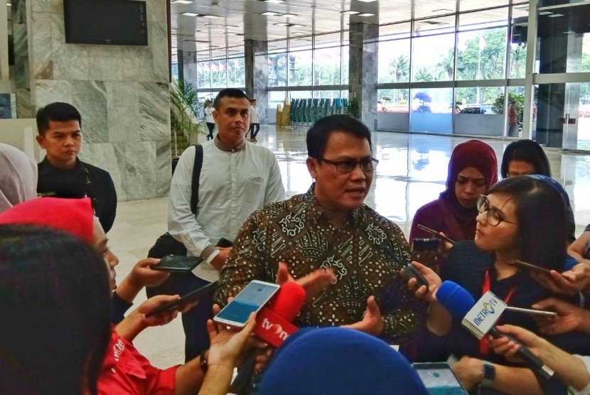 Ketua DPP PDIP sekaligus Wakil Ketua MPR, Ahmad Basarah saat menyampaikan sejumlah keterangan di Gedung Nusantara III, Komplek Parlemen, Jakarta, Selasa (13/8).