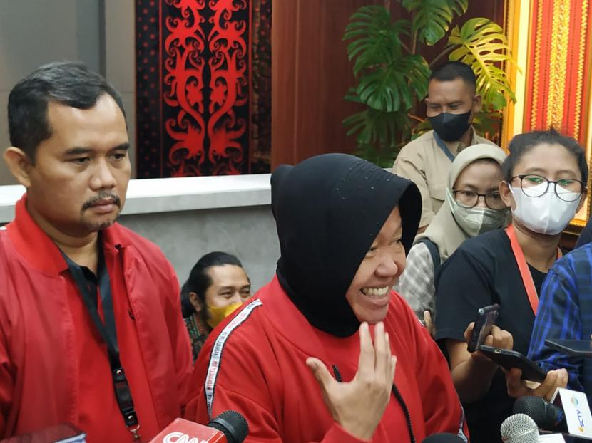 Ketua DPP PDIP Tri Rismaharini menjawab pertanyaan wartawan disela hari kedua Rakernas PDIP, di  Sekolah Partai PDIP, Lenteng Agung, Jakarta, Rabu (22/6/2022). 