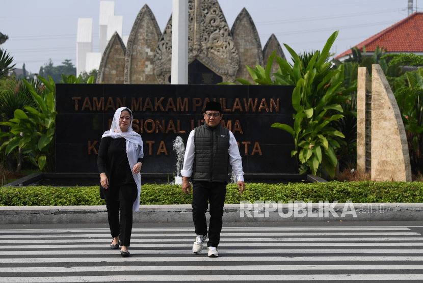 Ketua DPP PDIP yang juga Ketua DPR Puan Maharani (kiri) dan bersama Ketua Umum DPP PKB yang juga Wakil Ketua DPR Muhaimin Iskandar menyebrangi zebra cross seusai ziarah di Taman Makam Pahlawan Nasional Utama Kalibata, Jakarta Selatan, Ahad (25/9/2022). Puan Maharani dan Muhaimin Iskandar berziarah di makam mantan Ketua MPR Taufiq Kiemas yang juga merupakan ayah dari Puan Maharani. 