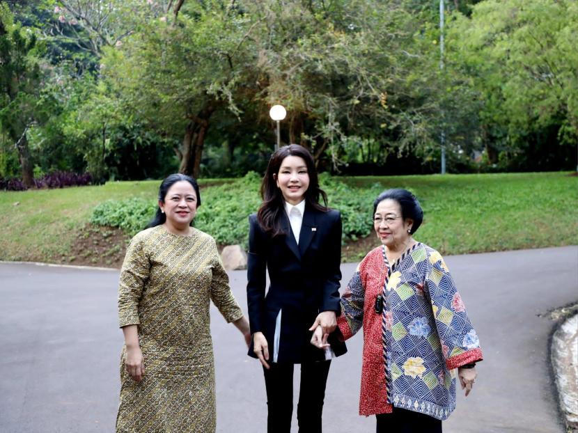 Ketua DPP PDIP yang juga Ketua DPR RI Puan Maharani mengajak Ibu Negara Korea Selatan (Korsel) Kim Keon Hee melihat berbagai koleksi flora dan fauna yang ada di Istana Batu Tulis, Bogor, Kamis (7/9/2023). 