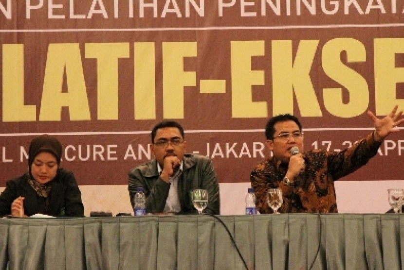  Ketua DPP PKB, Helmy Faishal Zaini (kanan) bersama Wasekjen DPP PKB Jazilul Fawaid (tengah) memberikan materi dalam seminar di Jakarta, Selasa (19/4). 