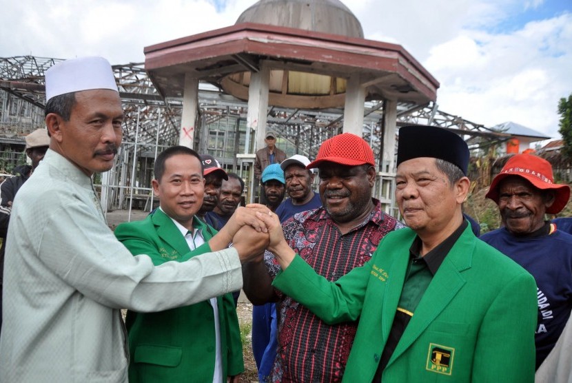 Ketua DPP PPP Ibnu Hajar Dewantara (kanan) dan Wasekjen PPP Sudarto (kedua kiri) bersama tokoh masyarakat Tolikara Pdt Marthen Jingga (kedua kanan) dan Ustad Ali Mukhtar (kiri) saling bersalaman di Karubaga, Tolikara, Papua, Kamis (23/7).