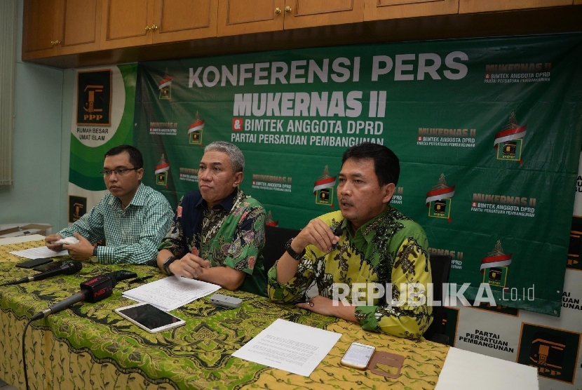 Ketua DPP PPP Iskandar Saichu (tengah), bersama Sekjen DPP PPP Achmad Mustaqim (kanan), dan Wasekjen DPP PPP Achmad Baidowi memberikan keterangan pers jelang Musyawarah Kerja Nasional (Mukernas) ke II, Jakarta, Ahad (16/7). 