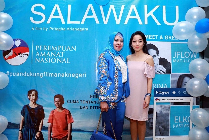 Ketua DPP PUAN Evi Marfiningsianti (kiri) bersama pemeran utama film Salawaku, Karina Salim (Kanan) dalam kegiatan nonton bareng film Salawaku di Kemang Village XXI, Jakarta