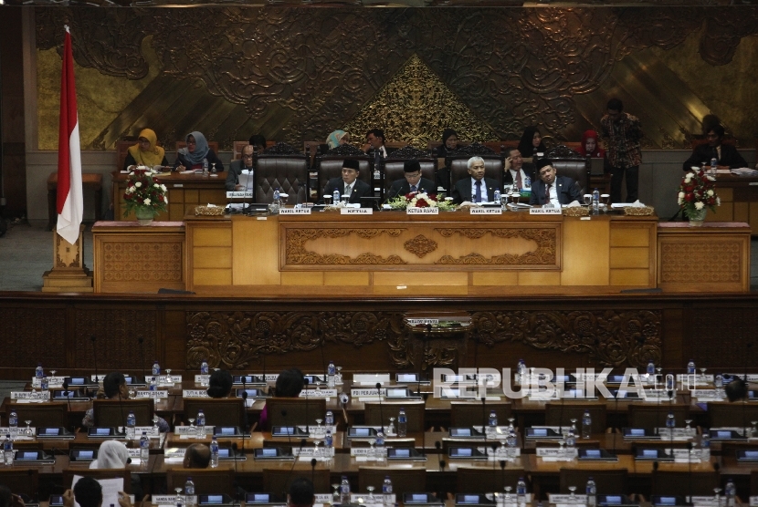 Ketua DPR Ade Komaruddin (kiri) didampingi Wakil Ketua DPR Taufik Kurniawan, Agus Hermanto dan Fachry Hamzah memimpin sidang penutupan Paripurna ke-22 masa sidang III Tahun 2015-2016 di Komplek Parlemen Senayan, Jakarta, Kamis (17/3). (Republika/Rakhmawaty