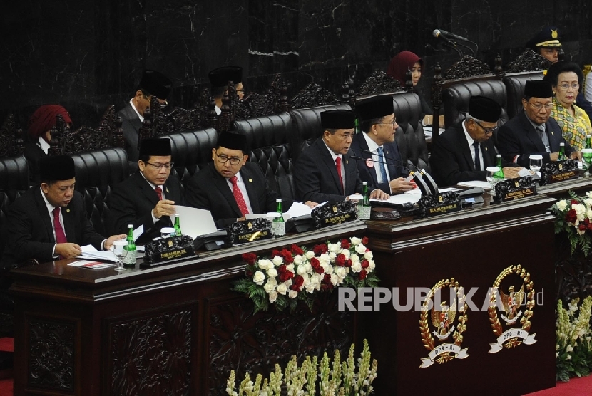 Ketua DPR Ade Komaruddin (keempat kiri) berbicara saat Sidang Tahunan MPR di Kompleks Parlemen, Senayan, Jakarta, Selasa (16/8). (Republika/Tahta Aidilla)