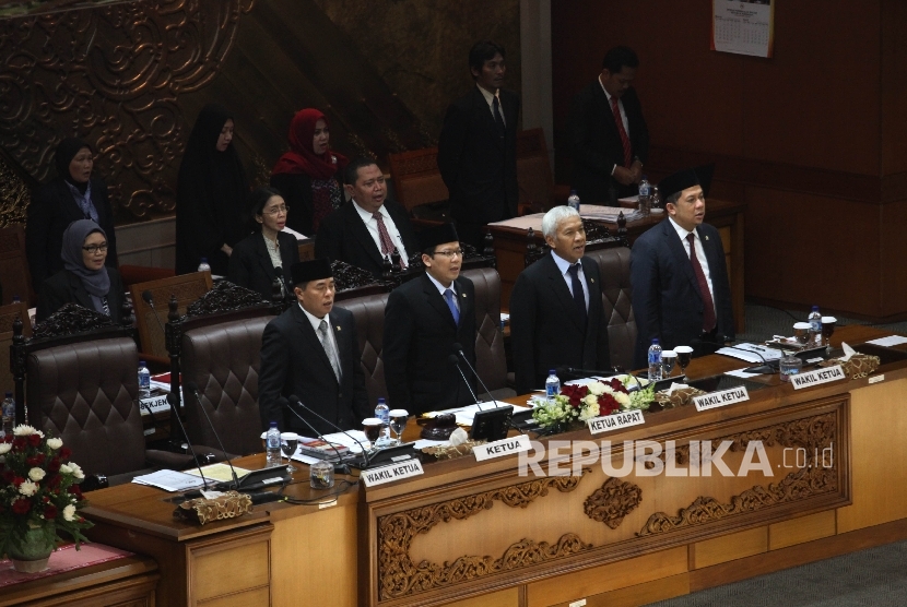 Ketua DPR Ade Komaruddin (kiri) didampingi Wakil Ketua DPR Taufik Kurniawan, Agus Hermanto dan Fachry Hamzah memimpin sidang penutupan Paripurna ke-22 masa sidang III Tahun 2015-2016 di Komplek Parlemen Senayan, Jakarta, Kamis (17/3). (Republika/Rakhmawaty