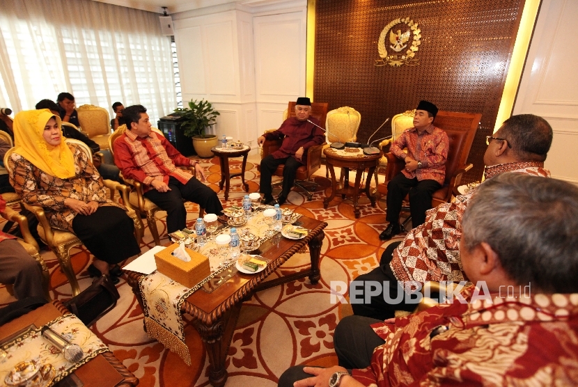 Ketua DPR Ade Komarudin (kanan) berbincang bersama Ketua Dewan Nasional Pergerakan Indonesia Maju (PIM) Din Syamsudin saat menerima kunjungan Organisasi Masyarakat PIM di Kompleks Parlemen, Jakarta, Jakarta, Jumat (20/5). (Republika/ Rakhmawaty La'lang)
