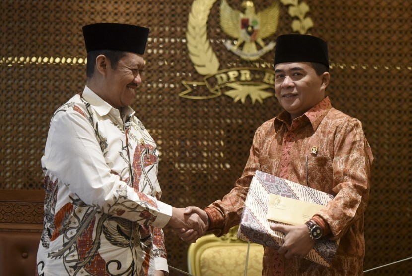 Ketua DPR Ade Komarudin (kanan) berjabat tangan dengan Ketua Komisi Yudisial (KY) Aidul Fitriciada seusai melakukan pertemuan di Kompleks Parlemen, Senayan, Jakarta, Kamis (30/6). 