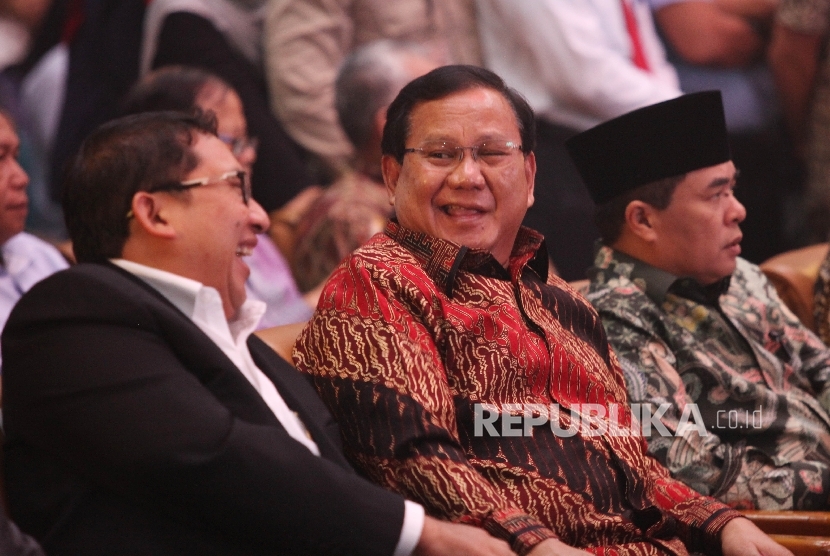 Ketua Umum Pertai Gerindra Prabowo Subianto (tengah).