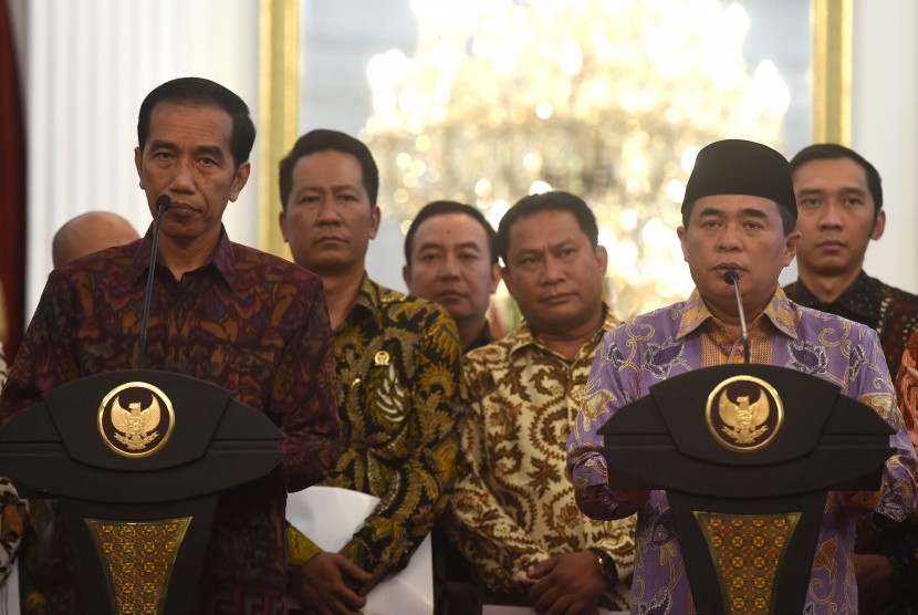 Ketua DPR Ade Komarudin (kanan) bersama Presiden Joko Widodo (kiri) menyampaikan keterangan kepada wartawan di Istana Merdeka, Jakarta, Senin (22/2)