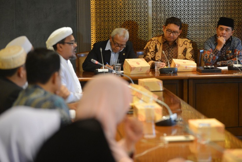 Ketua DPR Ade Komarudin (kanan) berjabat tangan dengan sejumlah anggota Gerakan Nasional Pengawal Fatwa Majelis Ulama Indonesia (GNPF MUI) sebelum pertemuan di Kompleks Parlemen, Senayan, Jakarta, Kamis (17/11). 