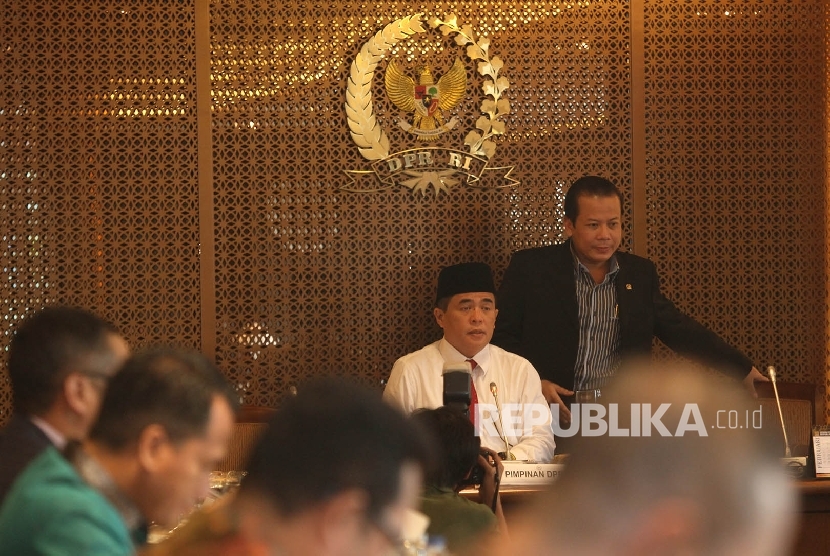 Ketua DPR Ade Komarudin (kiri) didampingi Wakil Ketua Taufik Kurniawan (kanan) memimpin rapat koordinasi dengan pimpinan-pimpinan komisi di Kompleks Parlemen Senayan, Jakarta, Selasa (15/3). (Republika/Rakhmawaty La'lang)