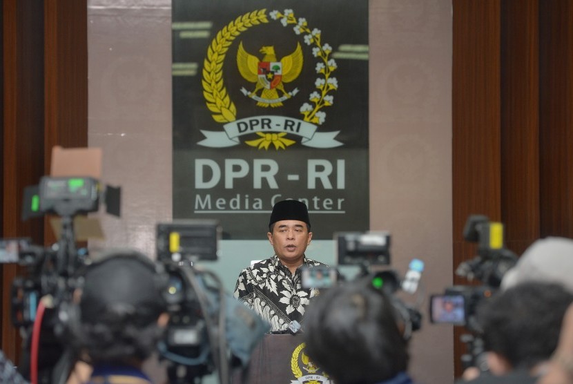 Ketua DPR Ade Komarudin memaparkan hasil sementara rapat pimpinan DPR RI terkait usulan pergantian Ketua DPR dari Partai Golkar di Kompleks Parlemen Senayan, Jakarta, Selasa (29/11).