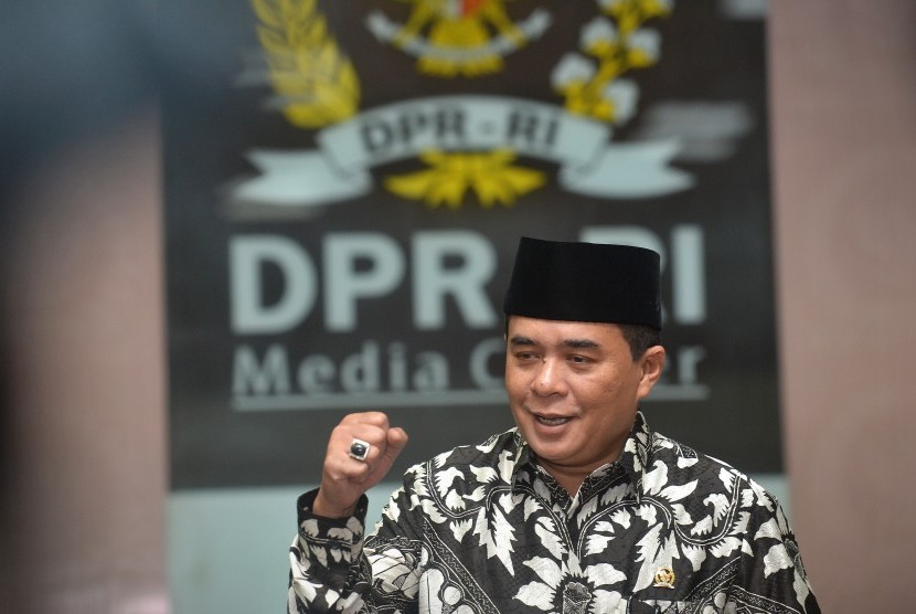 Ketua DPR Ade Komarudin memaparkan hasil sementara rapat pimpinan DPR RI terkait usulan pergantian Ketua DPR dari Partai Golkar di Kompleks Parlemen Senayan, Jakarta, Selasa (29/11). 