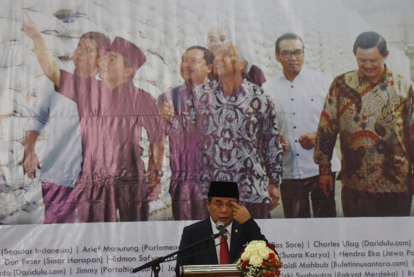 Ketua DPR Ade Komarudin menyampaikan pidato dalam pembukaan pameran foto Warna-Warni Parlemen di Kompleks Parlemen, Senayan, Jakarta, Senin (29/8). 